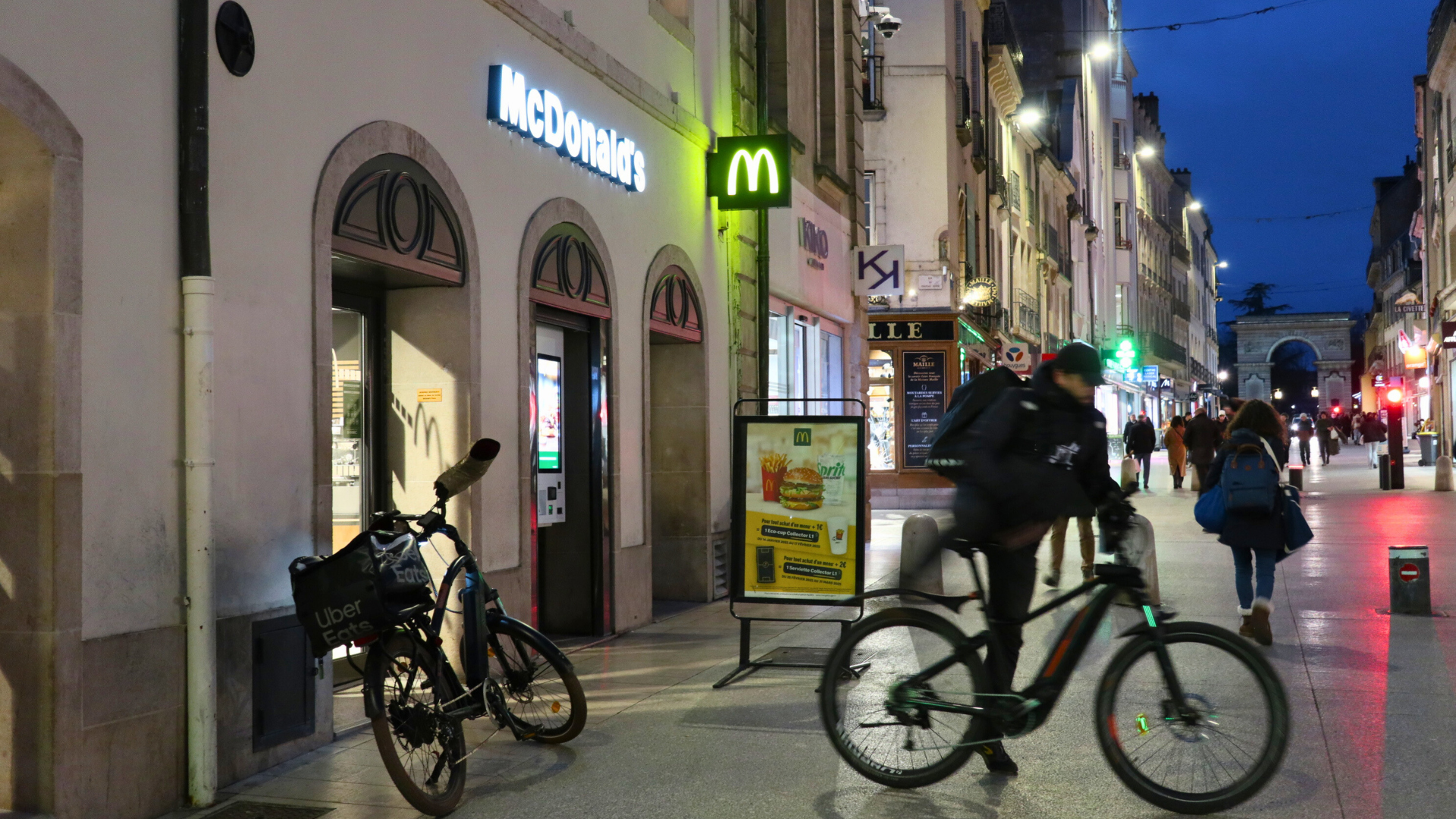 Un livreur part son son vélo après avoir récupéré une commande